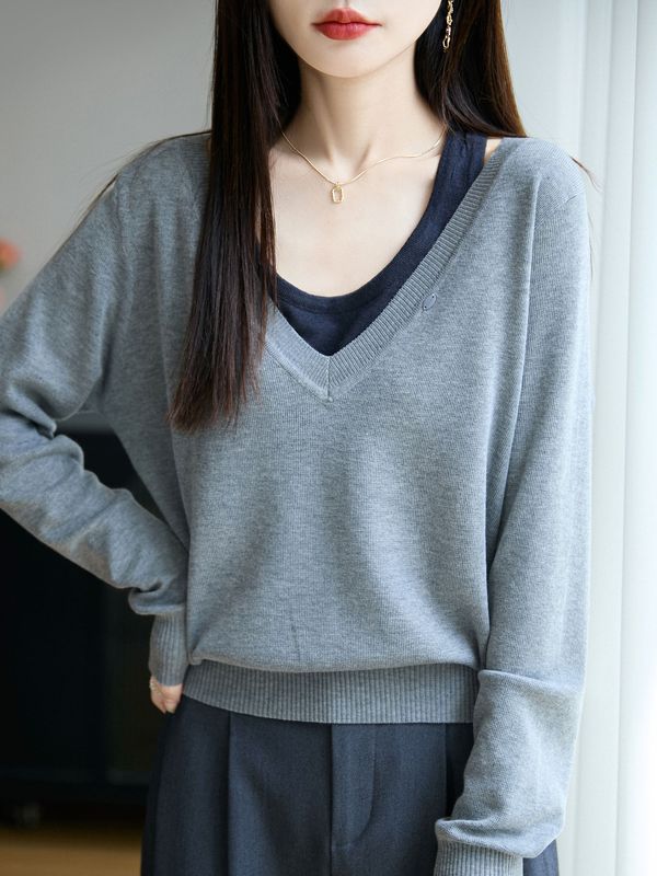 撞色V领假两件针织衫女秋新款精纺羊毛衫设计感内搭拼色打底上衣|undefined
