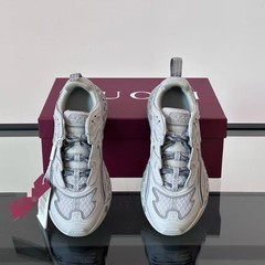 トップファッション新人デザイナー2025ショーメンズシューズテクノロジーフィールフルデザイン前衛的なメンズスポーツ