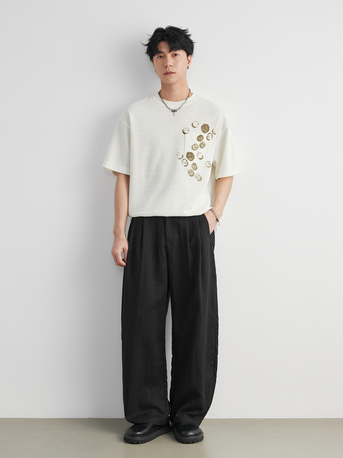 Áo thun nam cổ tròn in họa tiết túi ngực, chất liệu cotton thoáng mát, form rộng thả vai — đen