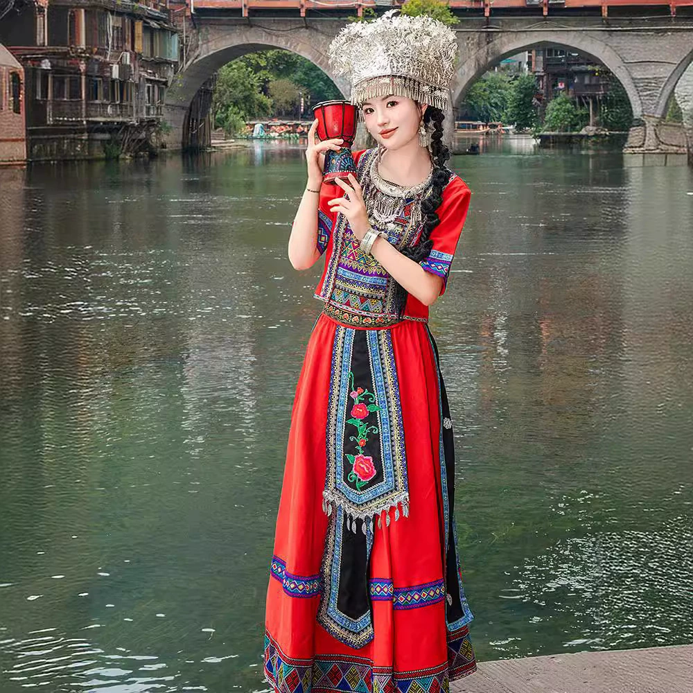 Костюмы меньшинств Женщины Мяо Гуанси Чжуан Яо Йи Йи Шоу Костюмы Туцзя Путешествие Фотосъемки Костюмы