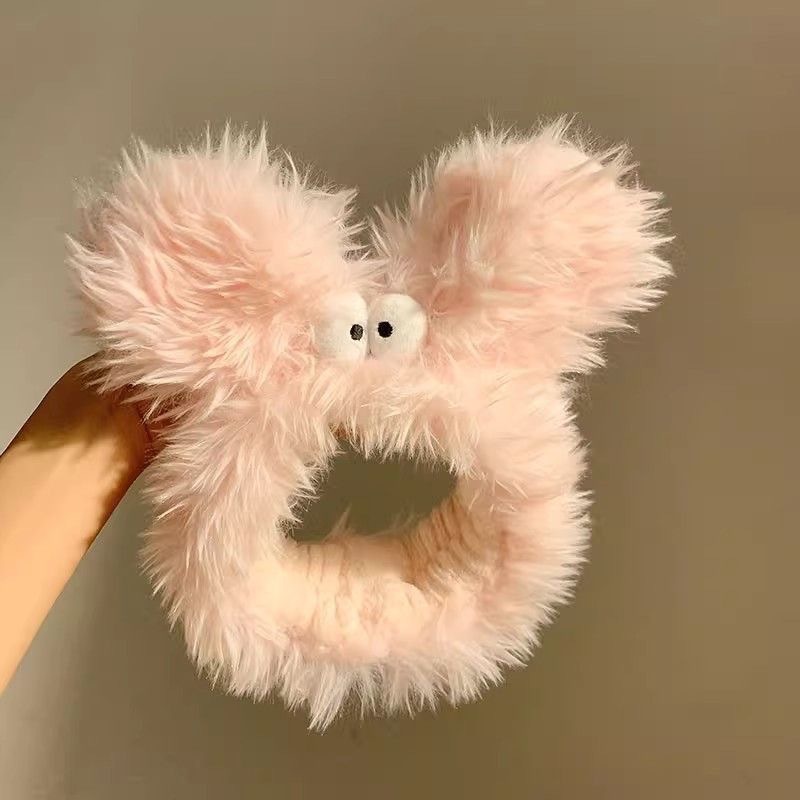 顔を洗って髪を洗って新型の少女の韓国の化粧をつけてマスクの専用のカチューシャをつけます。