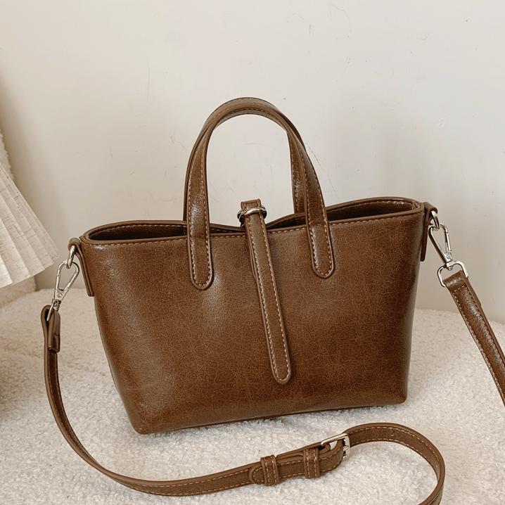 Bolsa de cubo de cera de mano coreana para mujeres 2024 nueva moda de bolso de hombro universal nicho de alto nivel bolso de mochila