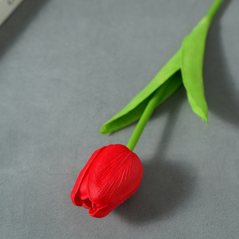 国境を越えたアマゾンpuはチューリップの花をシミュレートして、絹の花の偽の花の結婚祝いの家庭用品の北欧の装飾品を手に持っている|undefined
