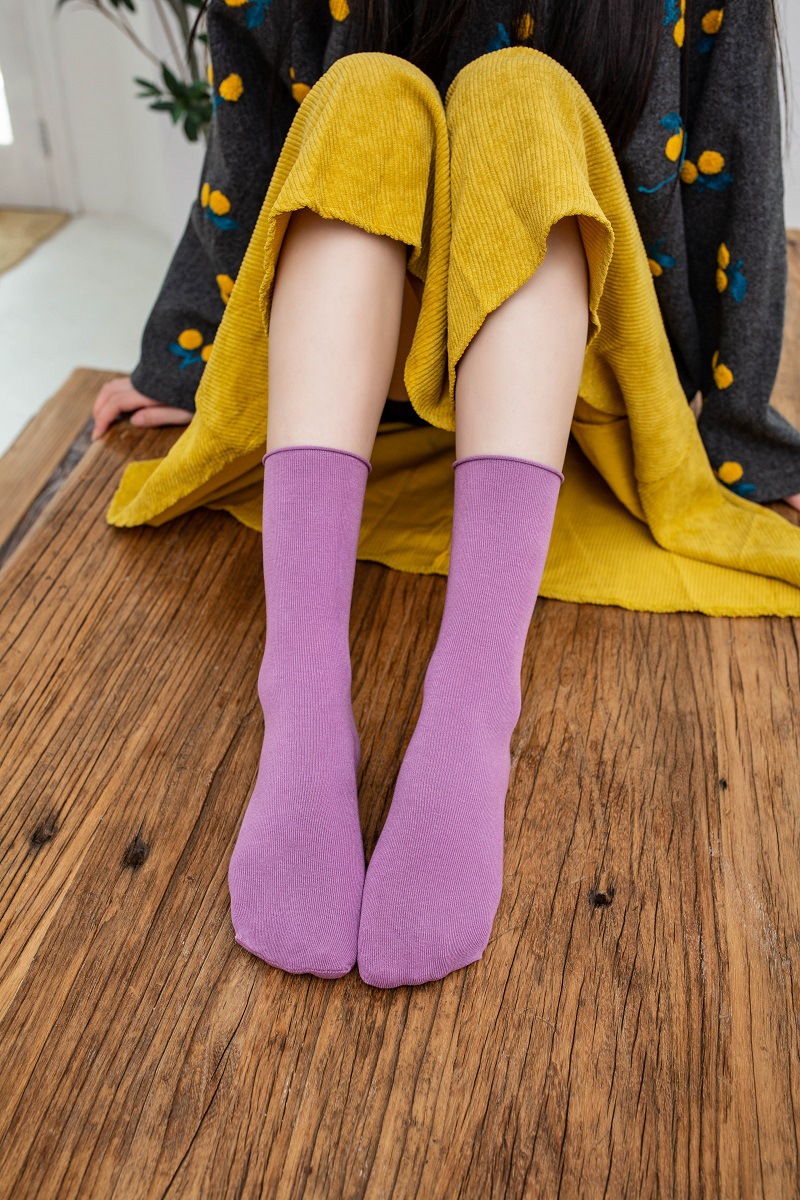 Female Japanese solid color middle tube socks