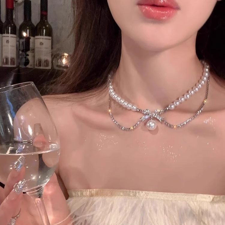 Design necklace with bow from pearl