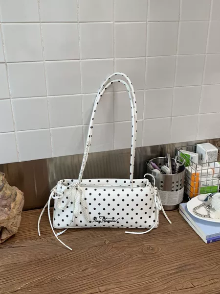 Cross-border niche polka dot underarm bag, fashionable and versatile, unique and trendy handbag, fresh, sweet, and stylish baguette bag