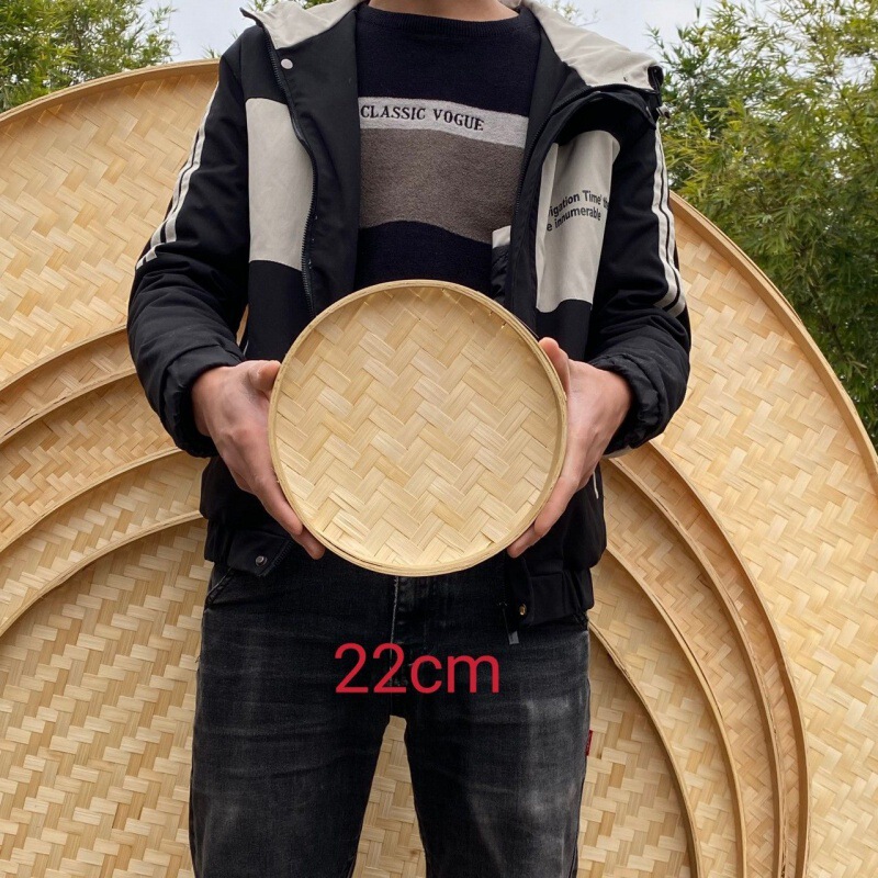 竹編み干し料理の神器と箕農家の竹編み製品の古い手作りふるいに穴があります。|undefined