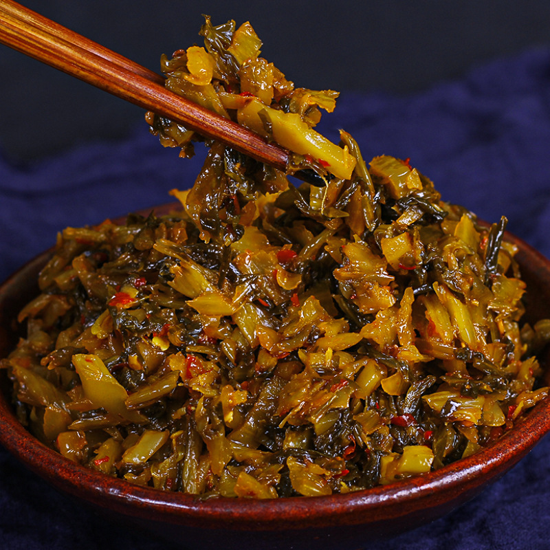 Wholesale pickled mustard greens from a traditional earthen jar, homemade Yunnan sour pickled vegetables, a local specialty from Miedu, sour and spicy fish.