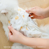 Стерилизованная одежда новой кошки покрыта одеждой с печатной лентой после операции, антиотражающими летними домашними кошками и собаками.