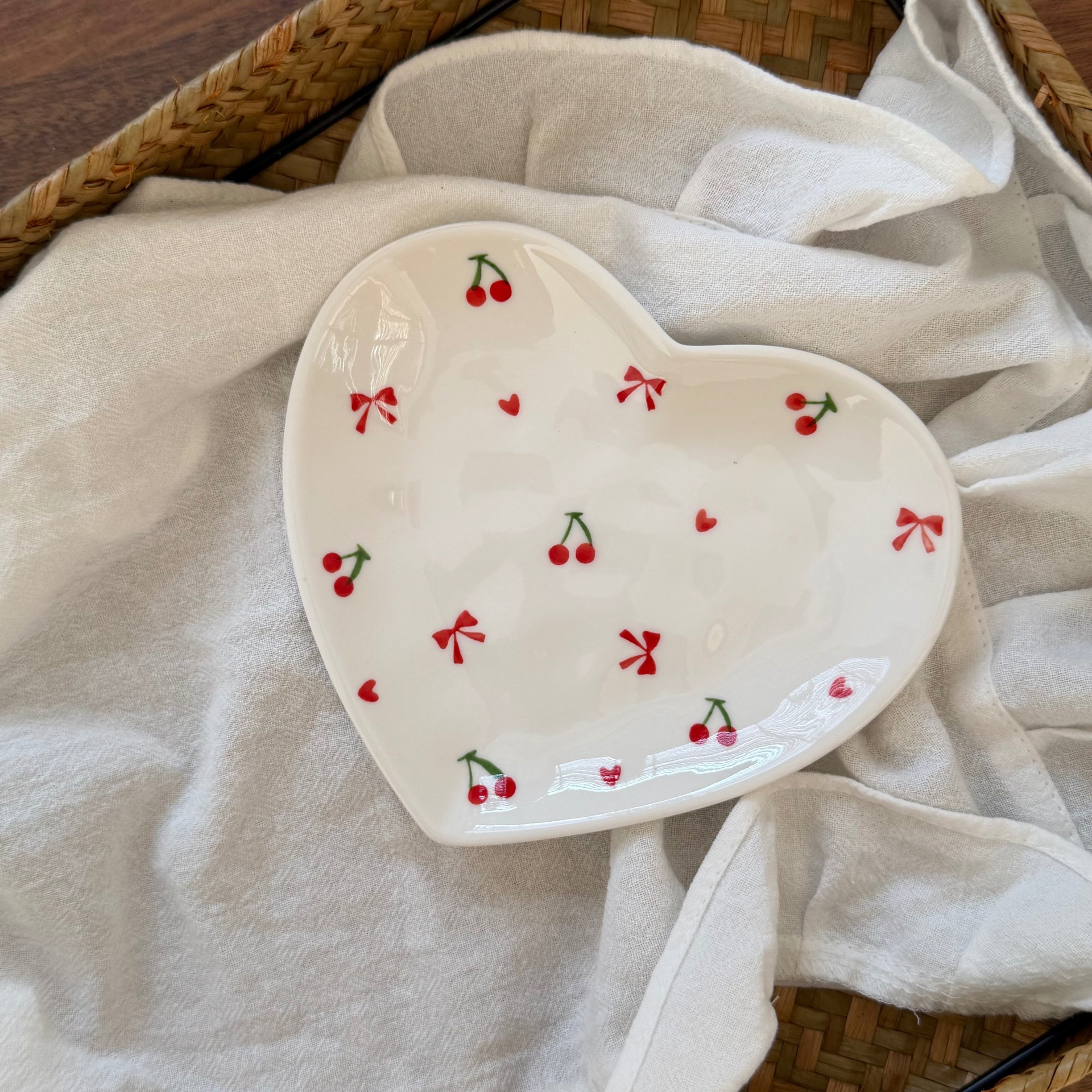 Estilo coreano inswind pintado a mano amor cerámica tazas y platos mano empujada irregular taza de café en forma de corazón plato de mesa de la tarde plato de taza