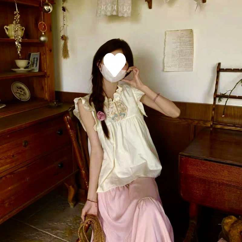 Рубашка с воротником-стойкой на пуговицах для миниатюрных женщин, милый летний топ в стиле ретро, ​​новая национальная вышивка в китайском стиле с небольшими развевающимися рукавами.