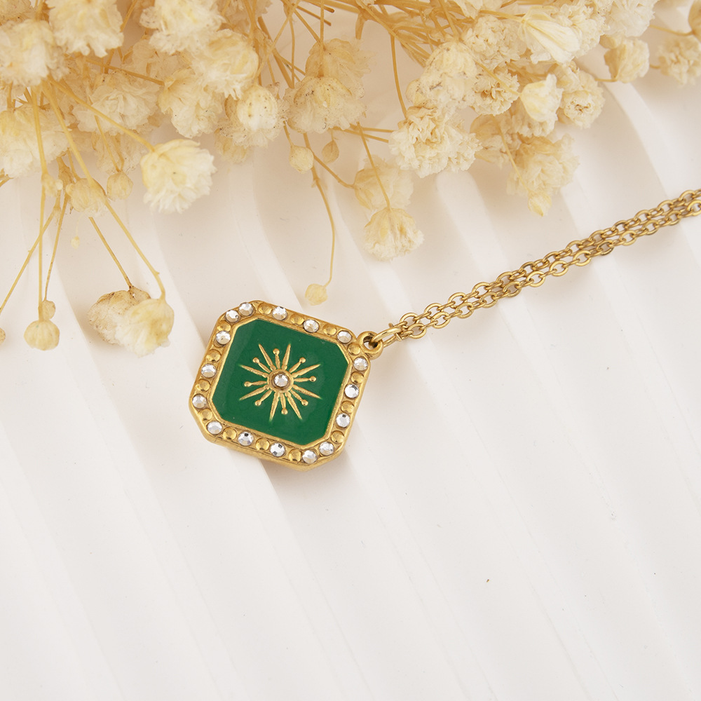 Nouveau produit de bijoux en acier inoxydable, goutte d'huile, niche, sensation haut de gamme, étiquette suspendue carrée en forme de soleil, collier en acier au titane_voghion.com