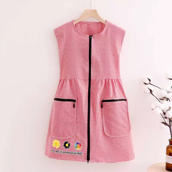 Zipper pocket daisy is wearing a vest red grid