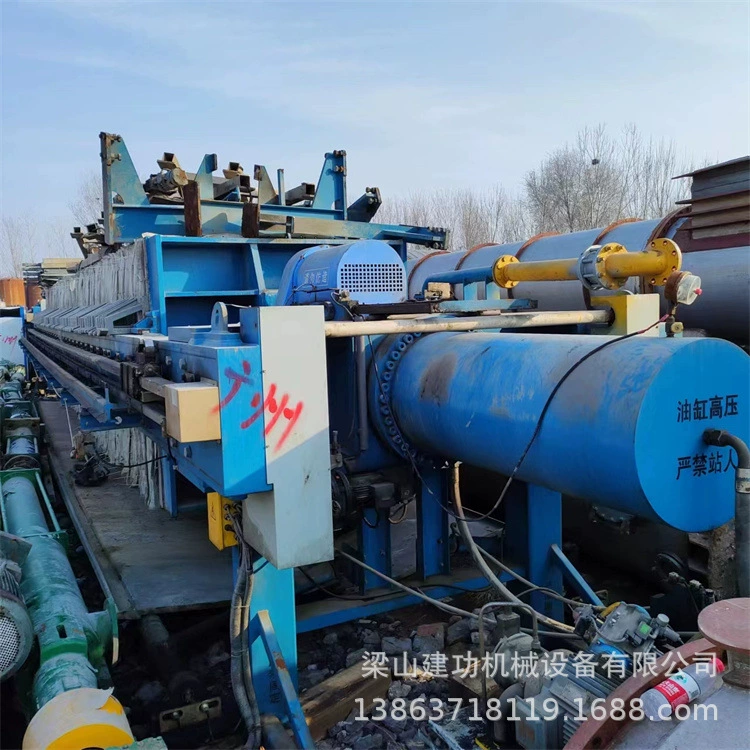 Бывшая в употреблении продает полностью автоматическую мембранную фильтрующую машину высокого давления, шламповым фильтром, шламповым фильтром с каркасным отсеком.