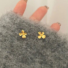 金色の花のピアスの女性2025の新しい爆発の小さい大衆の設計の高級感の復古の軽い贅沢な花びらのイヤリングのイヤリングの耳飾り