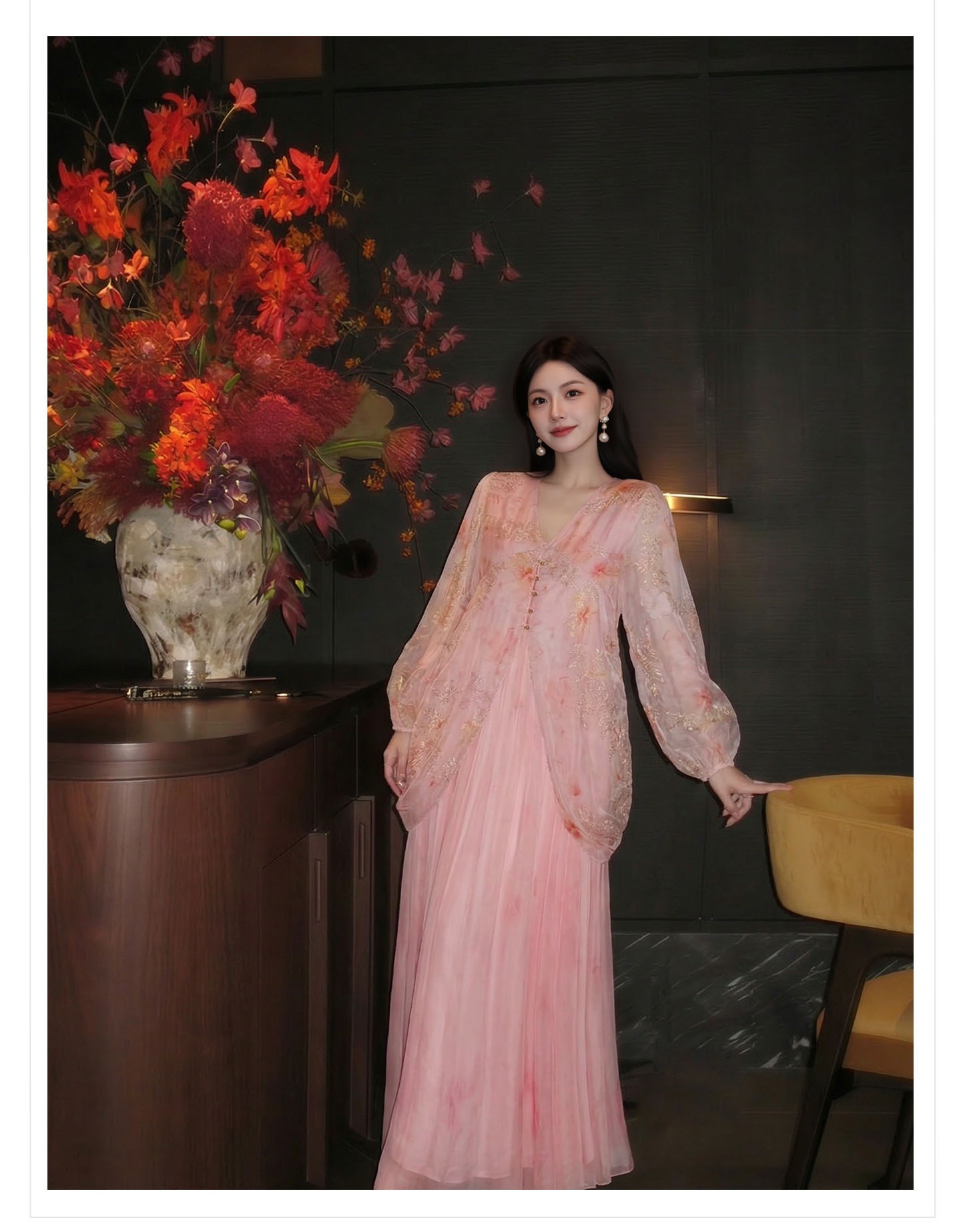 Đầm maxi nữ thắt eo phong cách tân cổ điển, cổ xẻ tà, tay ngắn, họa tiết hoa nhí trên vải voan lưới, thêu kim tuyến và cúc bọc vải — màu hồng chi tiết 13