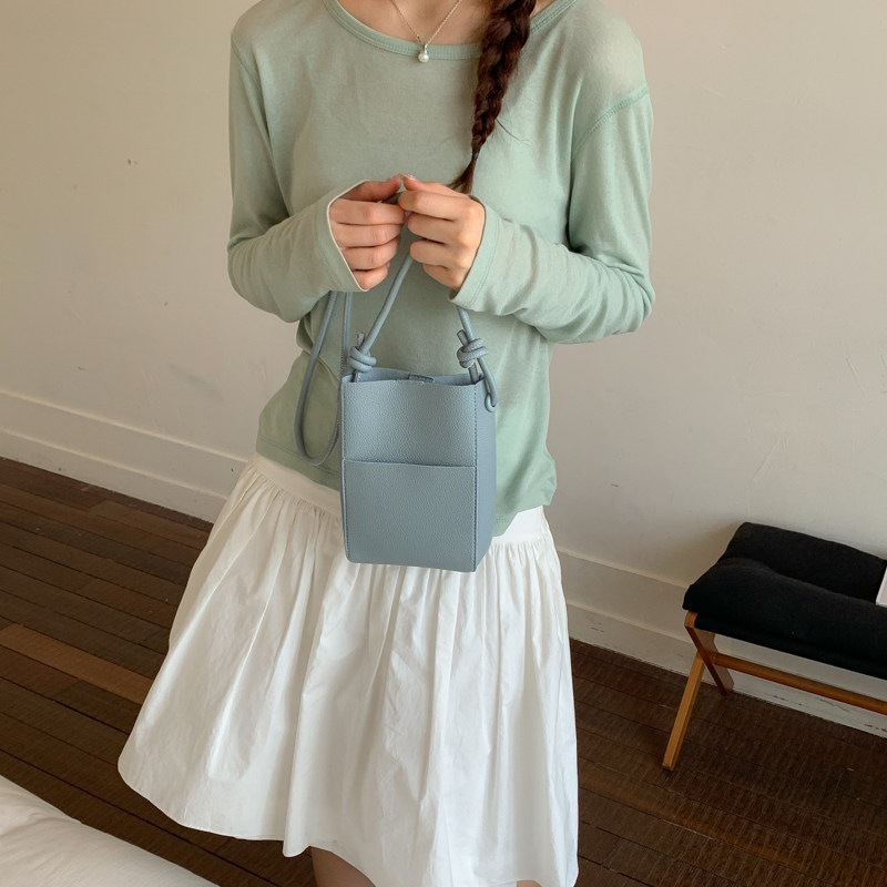 Bolsa de mujer nuevo color sólido 2026 bolso coreano ligero portátil pequeño cubo de aire extranjero nicho de verano inclinado teléfono móvil hombro