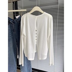 背中が透かし彫りで長袖の日焼け止め服を着ています。