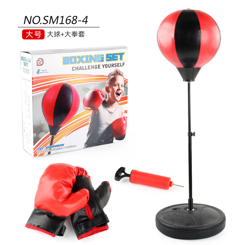 子供の家庭用訓練器材の男の子はスポーツのおもちゃをします。