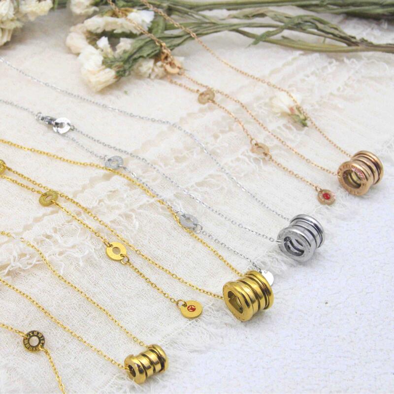 Baojia [Roman Font Spring Necklace High Version Solid Color Slim Waist Pendant Little Red Man]