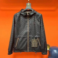 外国貿易のヨーロッパの商品の春秋の新型の男性のジャケットの胸の標準のアルファベットの軽くて豪華な帽子のコートのファッションの潮流に合わせます。