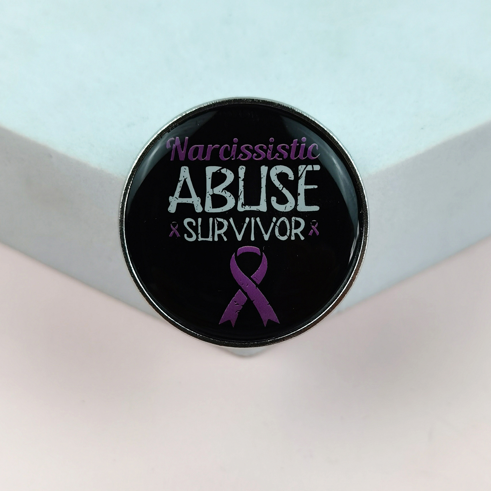 Broche de letras creativas europeas y americanas, accesorios de insignia redonda de aceite de gota de aleación, hebilla de alfiler decorativa de estilo interior transfronterizo al por mayor