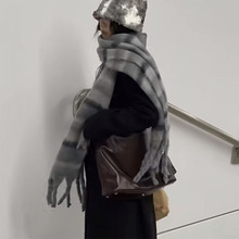 新款韩国简约高级感围脖加厚保暖流苏毛绒披肩秋冬百搭格子围巾