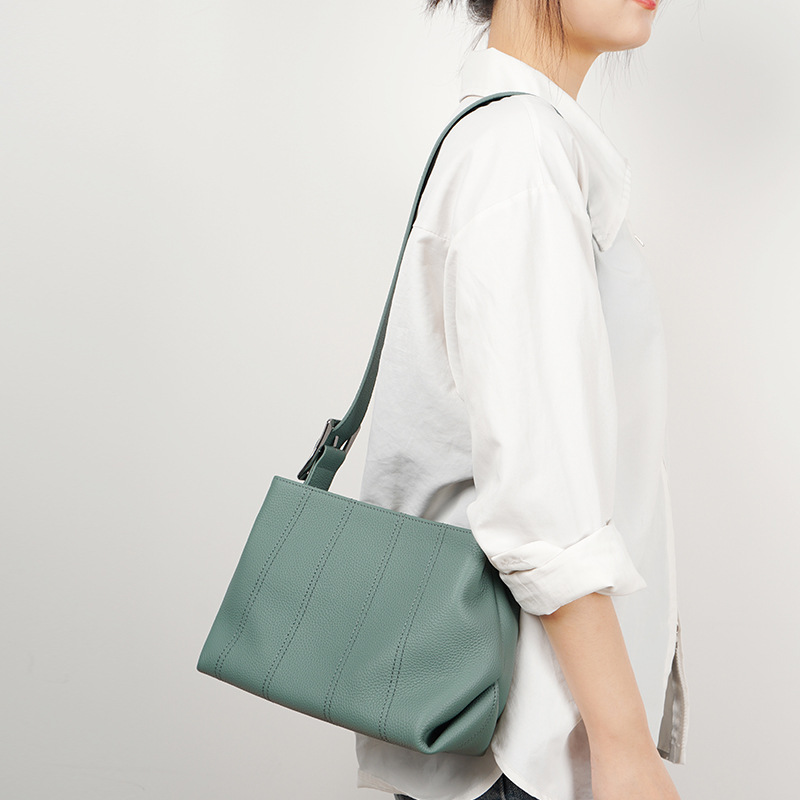 2025新款简约时尚通勤多隔层慵懒风单肩包质感软皮百搭腋下斜挎女