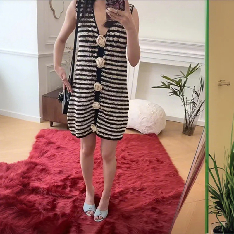 Nordic Niche 2024 Early Autumn Trendy Line Black and White Stereo Rose Crochet V-Neck Sleeveless Knitted dress 24505 Nordic Niche 2024 Early Autumn Trendy Line Black and White Stereo Rose Crochet V-Neck Sleeveless Knitted dress 24505