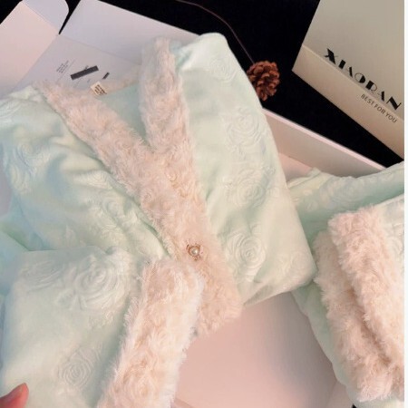 New Thickeneded Warm Long-Sleeved Rose Pattern Home Clothes Autumn and Winter Sexy Style Island Velvet Pajamas Women's Two-Piece Set New Thickeneded Warm Long-Sleeved Rose Pattern Home Clothes Autumn and Winter Sexy Style Island Velvet Pajamas Women's Two-Piece Set