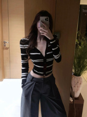 辣妹黑色条纹V领长袖针织开衫女秋季外穿高级感正肩短款修身上衣