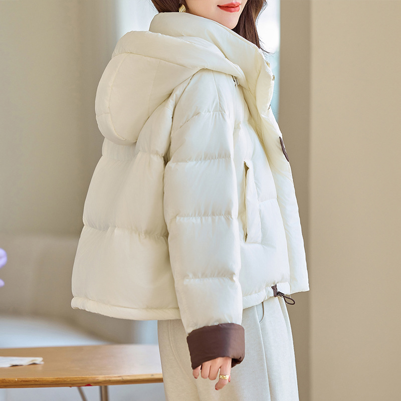 패션 짧은 후드 콘트라스트 컬러 바느질 다운 재킷 여성의 2024 겨울 새로운 느슨한 흰색 오리 다운 따뜻한 재킷