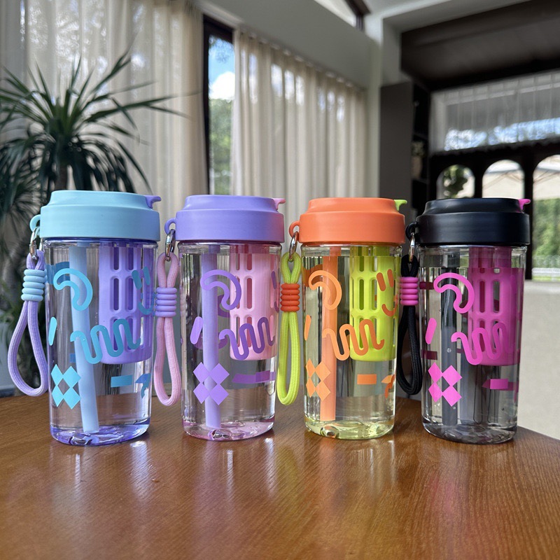 Taza de café de plástico de alto valor nominal Xinbei separación de agua de té de paja taza de bebida directa estudiantes al aire libre para hacer té portátil verano