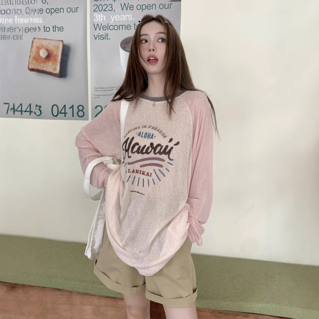 日焼け止め服の女性の長袖の夏の薄いタイプのゆったりした肩のtシャツのアルファベットのプリントの色合わせのエアコンのブラウスの早秋の上着