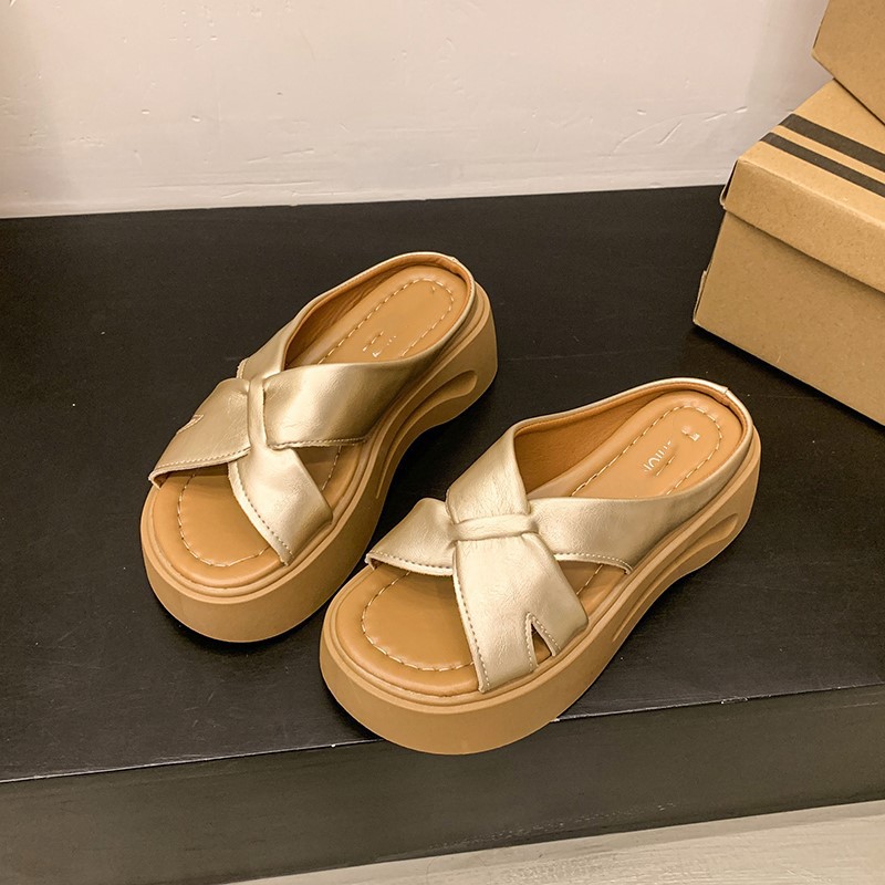 Zapatillas de playa de fondo grueso para mujeres 2026 nuevo estilo de verano exquisitas zapatillas frías de alta calidad con zapatillas de falda