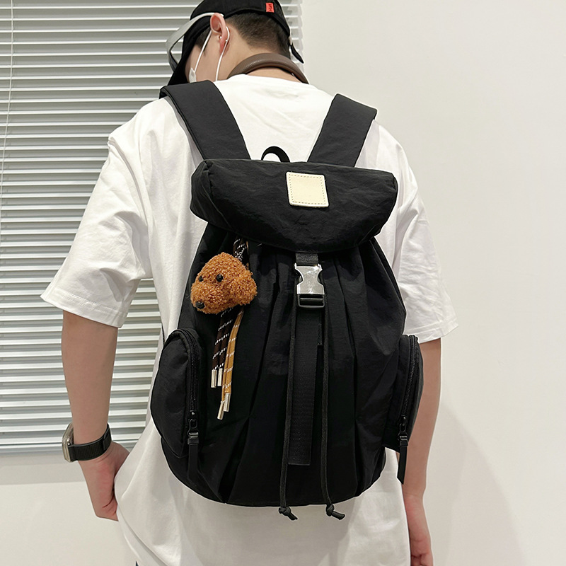 Mochila de nylon de color sólido coreano a prueba de agua de gran capacidad para parejas de viajes casuales ultraligero mochila de moda cool