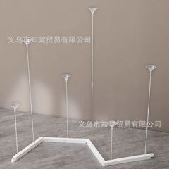 折り畳み式のテーブルを飾って、勝手に誕生日パーティーの背景壁にプロポーズの告白テーブルを飾って、テーブルを飾って道具を並べます。