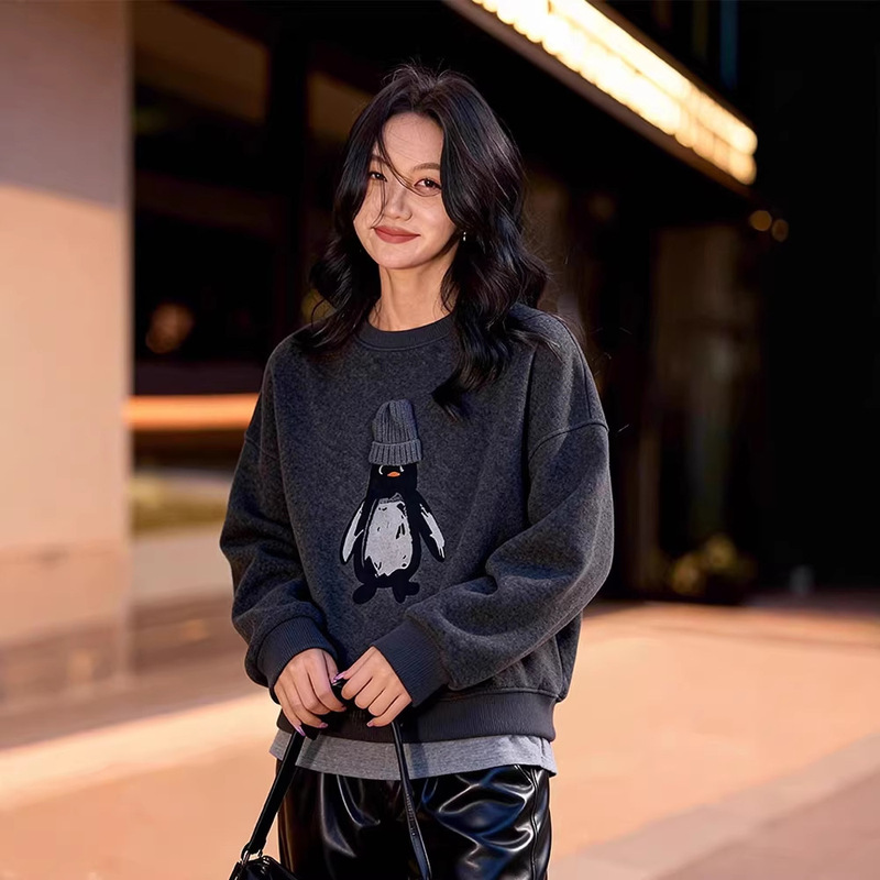 2026 New Style Loose Warm Knit Sweater American Retro Thickened Dark Gray Penguin Print Round Neck Sweatshirt for Women Spring