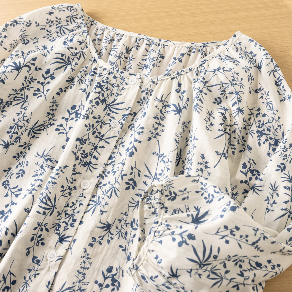 Summer fresh shirt with a round collar for leisure