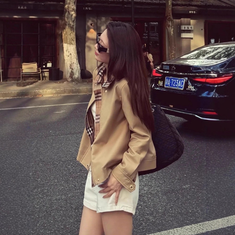 Autumn Style Maillard Outfit with a Turn-Down Collar Plaid Short Coat for Women, Old Money Style, Relaxed Loose Trench Coat Jacket Versatile