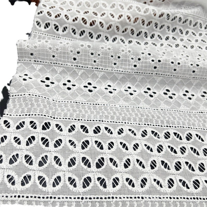 工場の現物の全綿の横条刺繍レースの布地の婦人服のシャツのワンピースの家の紡績は穴を開けて刺繍の布地を刺繍します。|undefined