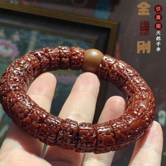 ネパールの金剛の扇面の爆肉機は糊を塗って手をつないで、男は金剛菩提仏珠文を持って遊んでいます。
