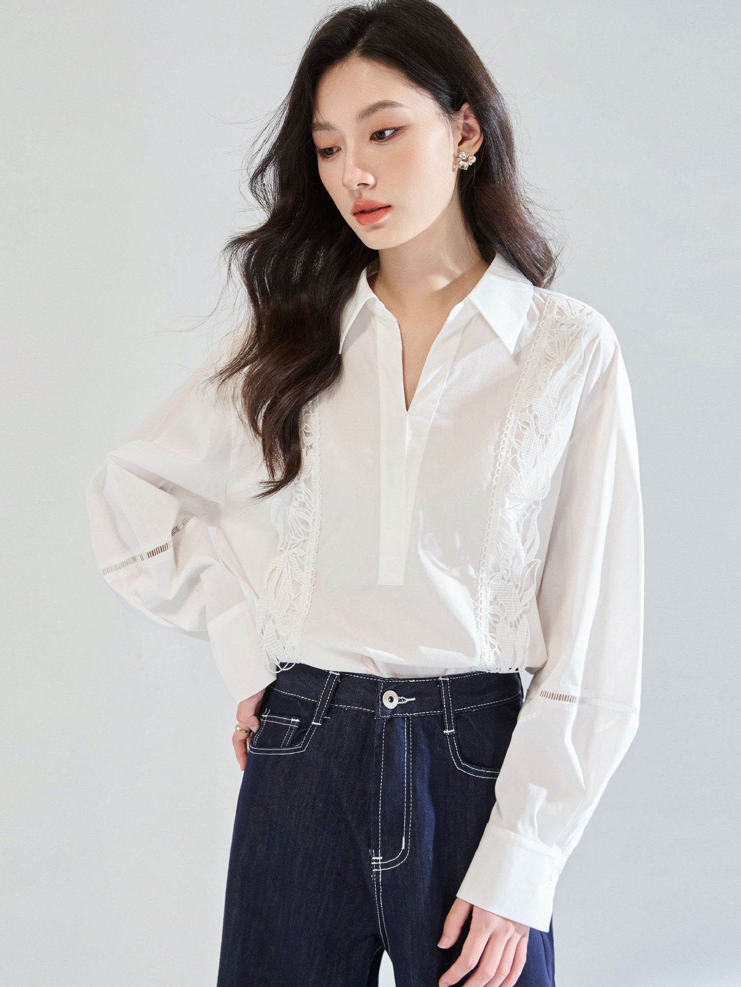 26 primavera francesa encaje agujado empalme temperamento minimalista camisa de cuello en V suelta camisa chic 25555