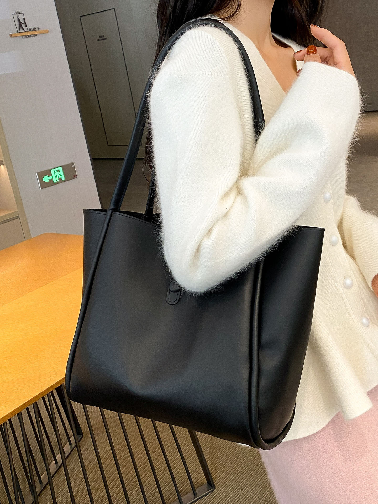 Textura simple de gran capacidad bolsa de hombro para mujeres 2025 nuevo estilo coreano de hombro único brazo de moda para mujeres image 3