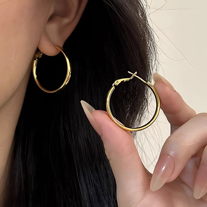 Pendientes de aro lisos para mujer, lujo ligero, pendientes de alta gama, pendientes populares, aretes de diseño exclusivo, aretes de otoño e invierno al por mayor
