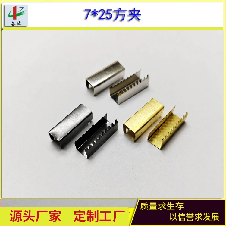 Зубчатый металлический хвостовой зажим с плоской головкой сочетается со шнурками, создавая прочный и привлекательный шнурок с металлической текстурой.