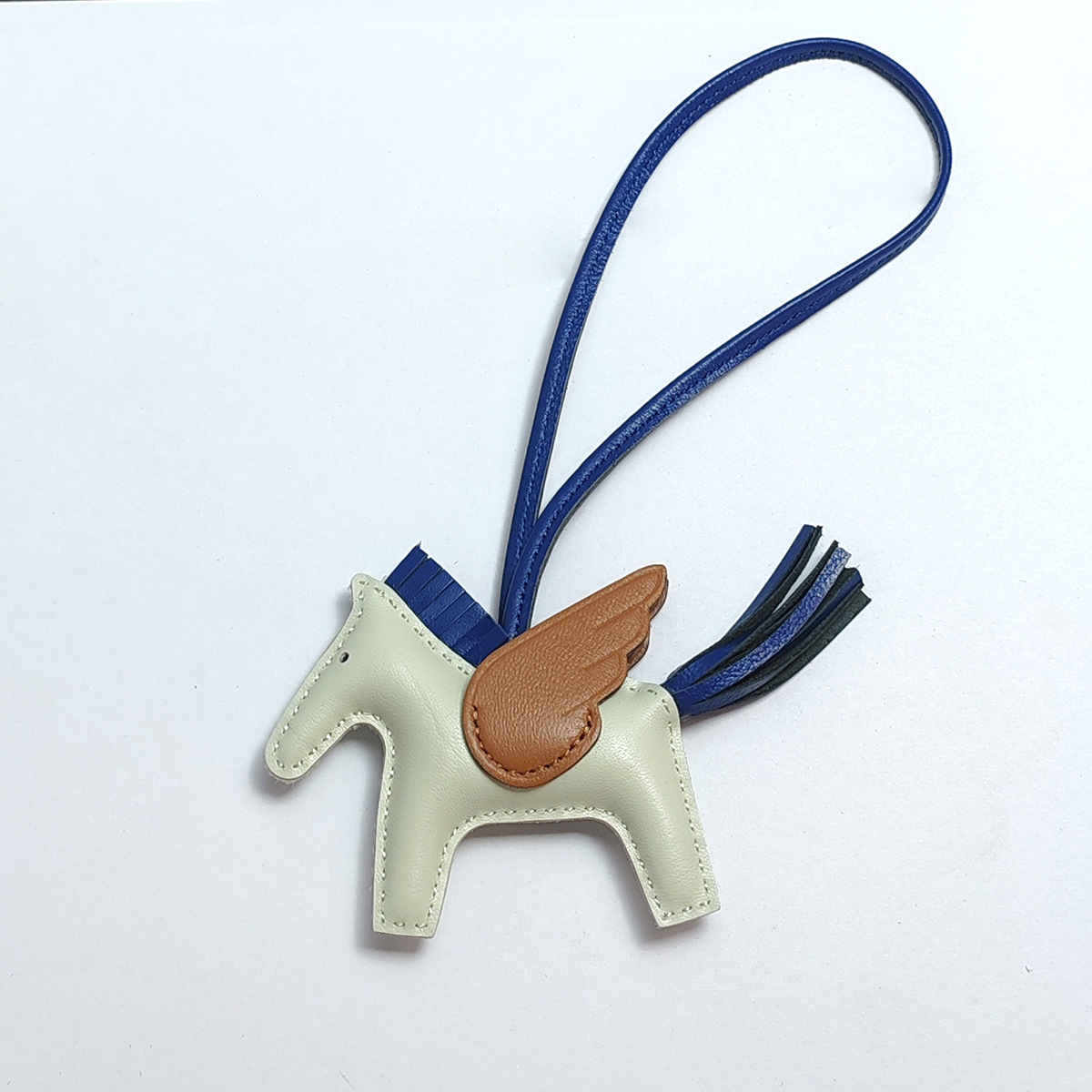 Cute Angel Little Pegasus Colgante Pit Edition H Home Colgante de bolso de caballo cosido a mano Colgante de cuero de oveja Llavero Colgante