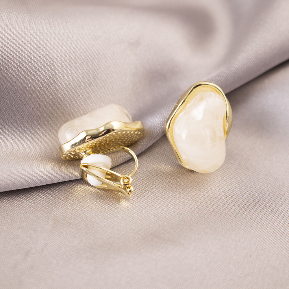 Versión coreana del clip para la oreja sin orejas de la celebridad de Internet clip para la oreja triangular con incrustaciones de diamantes de alta calidad Pendientes de Yiwu de temperamento simple femenino al por mayor