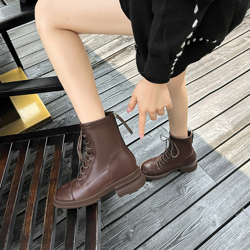 Coole, kurze Damen-Motorradstiefel im britischen Stil mit dicker Sohle – Martin Damen-Lederstiefel, Herbst/Winter 2024_voghion.com