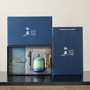 Forbidden City Cup Cultural and Creative Gift Company Gives Customers Practical Souvenirs during the Dragon Boat Festival and Gives Teachers Gifts during Graduation